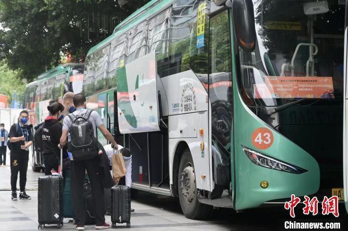 而若问题得不到解决，罗伊斯也面临着被下放预备队的处罚，最坏的情况就是被放上看台。